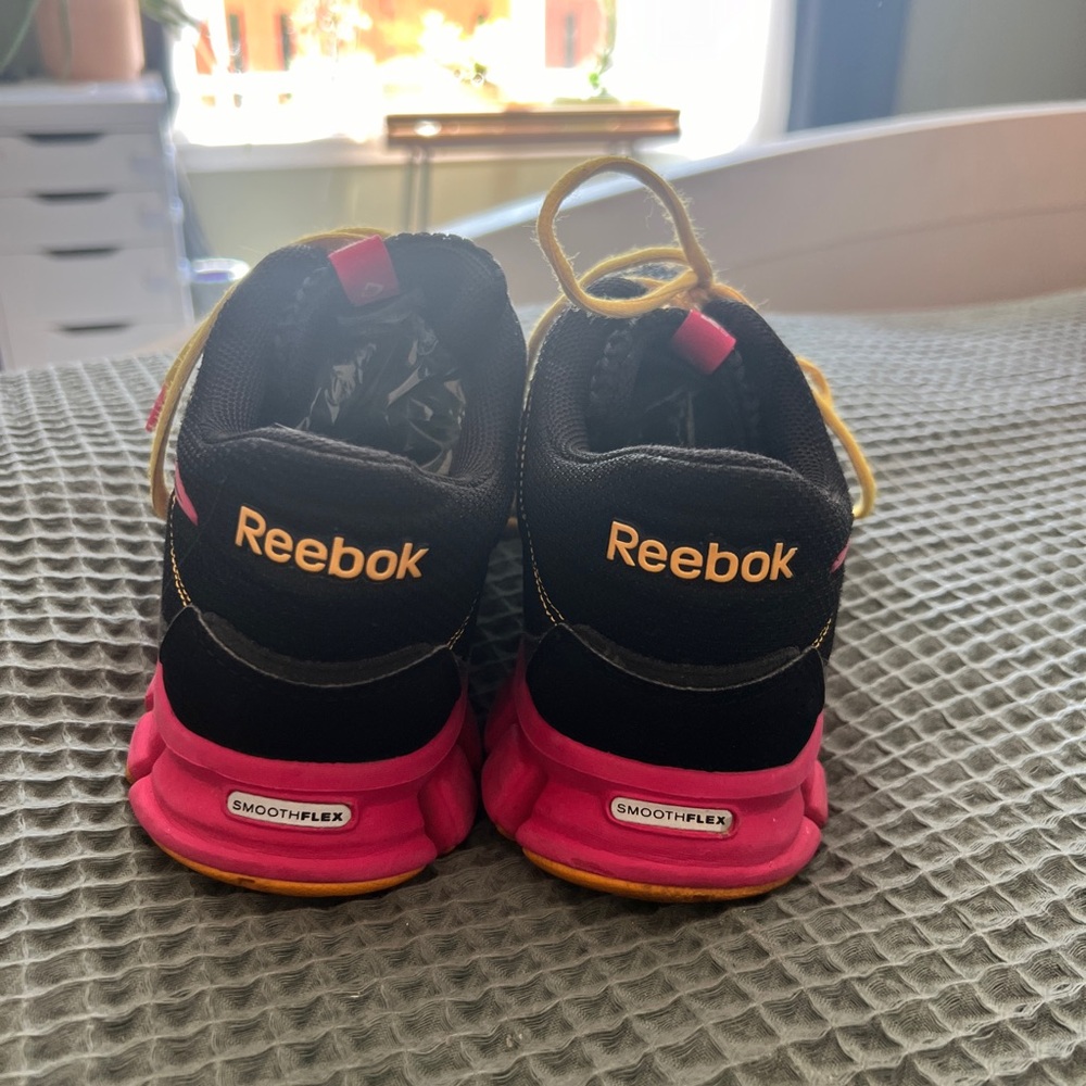 Reebok RealFlex‎ Black and Pink Athletic Shoes - Picture 2 of 5